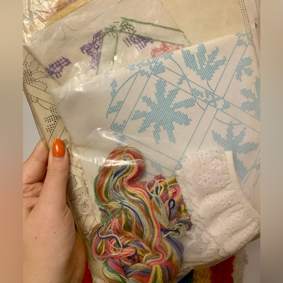 Vintage 90s Golden Bee Cross Stitch Entanglement Pillow Floral Embroidery Kit - Picture 3 of 4